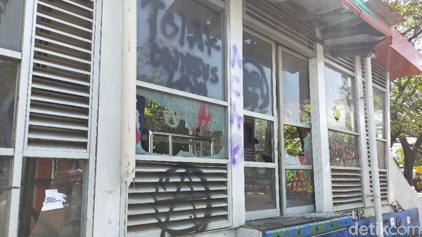 Sisa Ricuh Tolak Omnibus Law di Makassar: Halte-Videotron Rusak