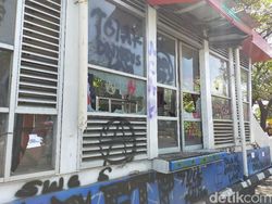 Sisa Ricuh Tolak Omnibus Law di Makassar: Halte-Videotron Rusak