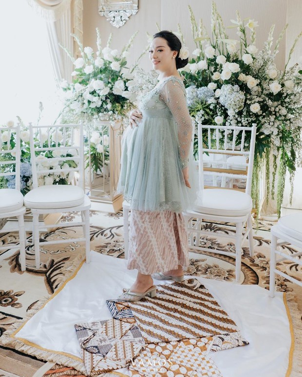 Di acara ini Zaskia terlihat mengenakan kebaya berwarna hijau mint dengan sentuhan bordir dan payet yang dipadukan dengan bawahan kain batik.