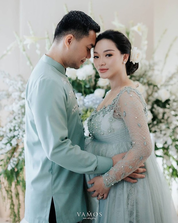 Pasangan Zaskia Gotik dan Sirajuddin terlihat tampil kompak dan mesra saat menjalani prosesi siraman.