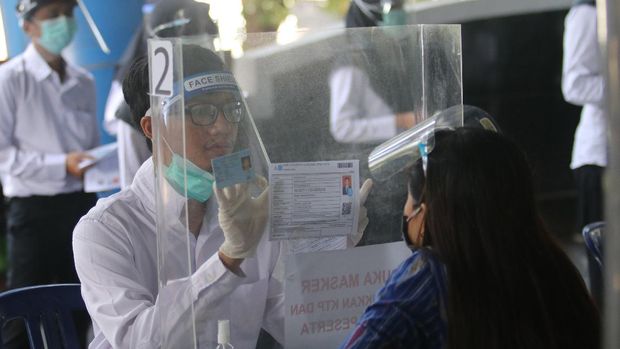 Peserta memperlihatkan KTP dan kartu ujian saat registrasi tes Seleksi Kompetensi Bidang (SKB) CPNS (Calon Pegawai Negeri Sipil) Kota Kediri di Kediri, Jawa Timur, Jumat (9/10/2020). Seleksi SKB CPNS formasi tahun 2019 tersebut diikuti sebanyak 276 orang dengan menerapkan protokol kesehatan guna mencegah penyebaran COVID-19. ANTARA FOTO/Prasetia Fauzani/pras.