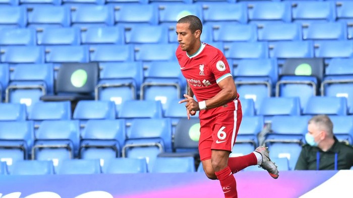 LONDON, ENGLAND - SEPTEMBER 20: Thiago Alcantara of Liverpool makes his way onto the pitch after half time during the Premier League match between Chelsea and Liverpool at Stamford Bridge on September 20, 2020 in London, England. (Photo by Michael Regan/Getty Images)