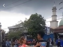 Kocaknya Aksi Emak-emak Berdaster Datangi Anaknya Saat Demo Omnibus Law