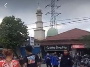 Emak-emak Kocak Viral Datangi Anaknya Saat Demo Omnibus Law, Ini Alasannya Emak-emak Kocak Viral Datangi Anaknya Saat Demo Omnibus Law, Ini Alasannya