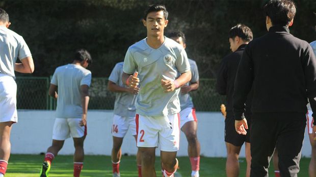 Pemain Timnas Indonesia U-19 Pratama Arhan Alif melakukan pemanasan jelang lawan NK Dugopolje.