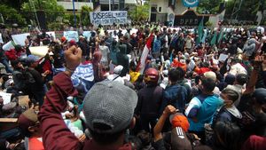 Tolak UU Cipta Kerja, Kantor DPRD Brebes Disegel Rakyat
