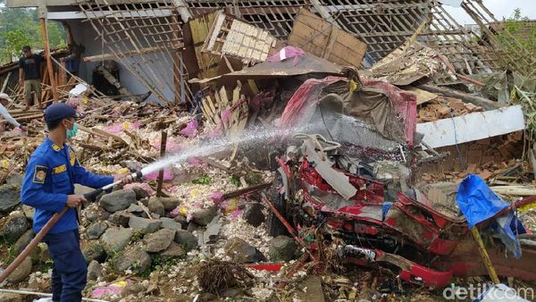 Truk Bermuatan Bawang Tabrak Rumah di Magelang