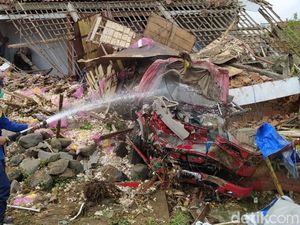 Truk Bermuatan Bawang Tabrak Rumah di Magelang