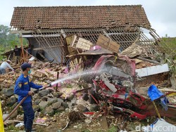 Truk Penuh Muatan Bawang Tabrak Rumah di Magelang, Sopir Terjepit