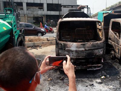 Truk-truk Ini Jadi Korban Demo Rusuh di Jakarta