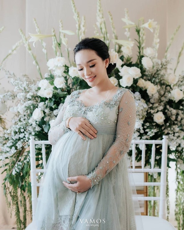 Usia kandungannya telah memasuki tujuh bulan, Zaskia dan sang suami Sirajuddin Mahmud Sabang baru-baru ini menggelar acara siraman.