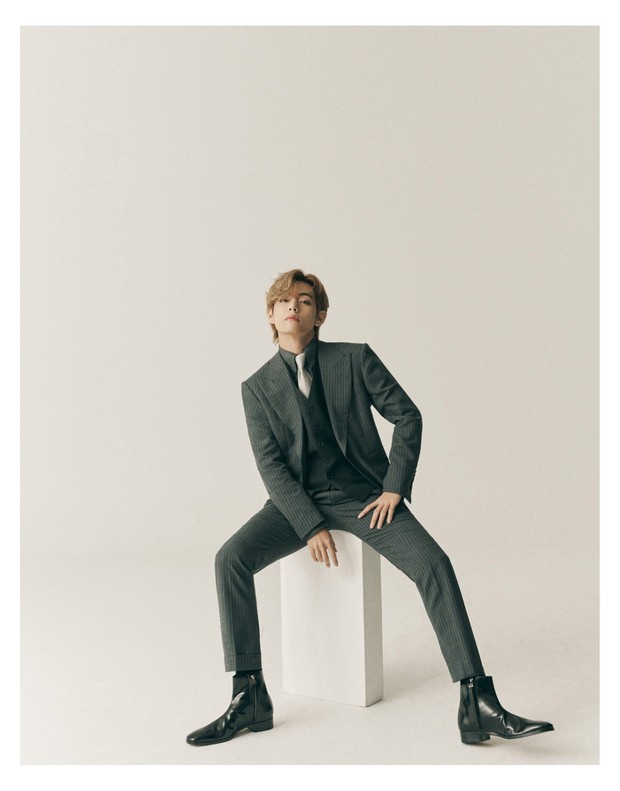 Sedangkan untuk tuksedo dari desainer Kim Seoryong, masih kesulitan untuk menemukan kabar lebih lanjut.