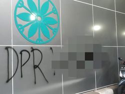 Jejak Vandalisme Massa Demo Tolak Omnibus Law di Underpass Senen