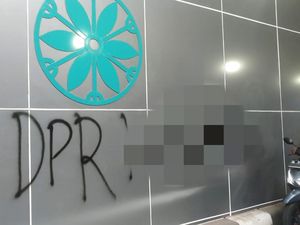 Jejak Vandalisme Massa Demo Tolak Omnibus Law di Underpass Senen