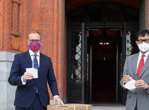 Wali Kota Berlin Beri Bantuan Alat Kesehatan untuk DKI Jakarta