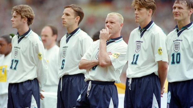 LONDON, UNITED KINGDOM - JUNE 08:  England player Paul Gascoigne (c) in thoughtful mood as players from left to right, Steve McManaman, Gareth Southgate, Gascoigne, Darren Anderton and Teddy Sherringham look on in the lineup before the game against Switzerland in the 1996 European Championships at Wembley Stadium on June 8, 1996 in London, England.  (Photo by Shaun Botterill/Allsport/Getty Images)