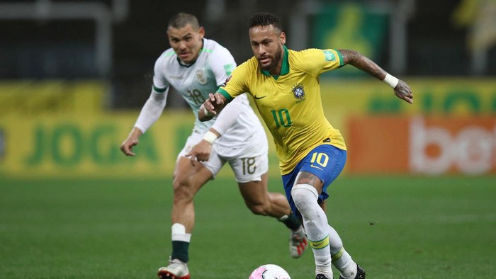 SAO PAULO, BRAZIL - OCTOBER 09: Neymar Jr. of Brazil fights for the ball with Fernando Saldias of Bolivia during a match between Brazil and Bolivia as part of South American Qualifiers for Qatar 2022 at Neo Quimica Arena on October 09, 2020 in Sao Paulo, Brazil. (Photo by Buda Mendes/Getty Images)