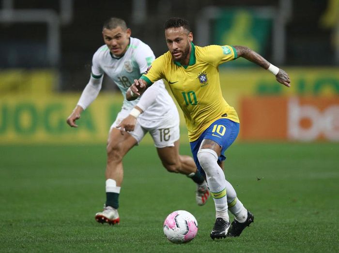 1279420414 SAO PAULO, BRAZIL - OCTOBER 09: Neymar Jr. of Brazil fights for the ball with Fernando Saldias of Bolivia during a match between Brazil and Bolivia as part of South American Qualifiers for Qatar 2022 at Neo Quimica Arena on October 09, 2020 in Sao Paulo, Brazil. (Photo by Buda Mendes/Getty Images)