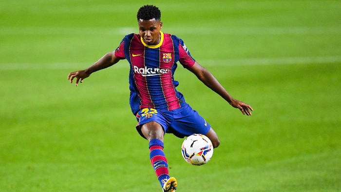 BARCELONA, SPAIN - OCTOBER 04: Ansu Fati of FC Barcelona controls the ball during the La Liga Santander match between FC Barcelona and Sevilla FC at Camp Nou on October 04, 2020 in Barcelona, Spain. Football Stadiums around Europe remain empty due to the Coronavirus Pandemic as Government social distancing laws prohibit fans inside venues resulting in fixtures being played behind closed doors. (Photo by David Ramos/Getty Images)