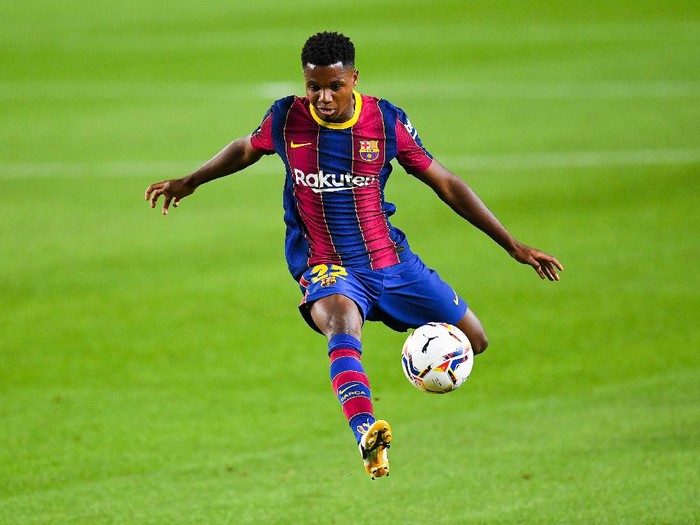 BARCELONA, SPAIN - OCTOBER 04: Ansu Fati of FC Barcelona controls the ball during the La Liga Santander match between FC Barcelona and Sevilla FC at Camp Nou on October 04, 2020 in Barcelona, Spain. Football Stadiums around Europe remain empty due to the Coronavirus Pandemic as Government social distancing laws prohibit fans inside venues resulting in fixtures being played behind closed doors. (Photo by David Ramos/Getty Images)