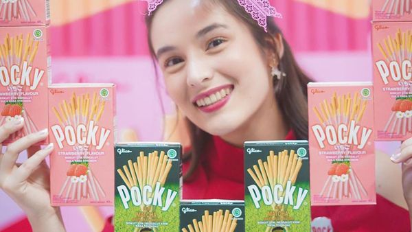 Cantiknya Chelsea Islan Saat Minum Kopi dan Makan Es Krim