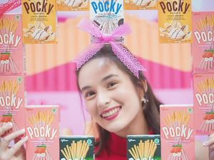 Cantiknya Chelsea Islan Saat Minum Kopi dan Makan Es Krim