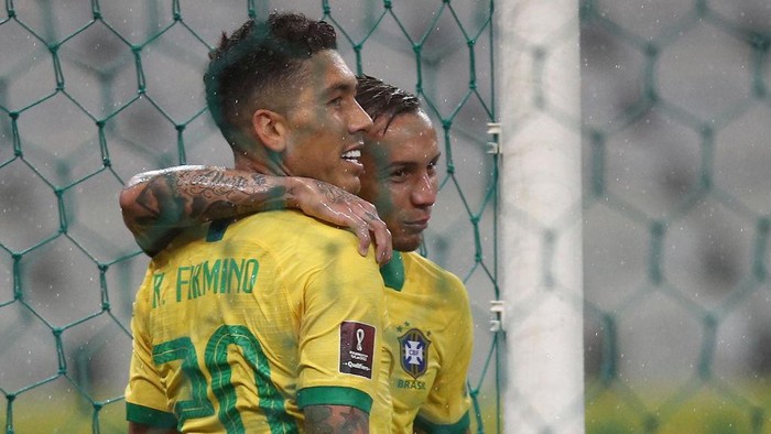 SAO PAULO, BRAZIL - OCTOBER 09: Roberto Firmino #20 of Brazil celebrates with Everton  after scoring the second goal of his team during a match between Brazil and Bolivia as part of South American Qualifiers for Qatar 2022 at Neo Quimica Arena on October 09, 2020 in Sao Paulo, Brazil. (Photo by Buda Mendes/Getty Images)