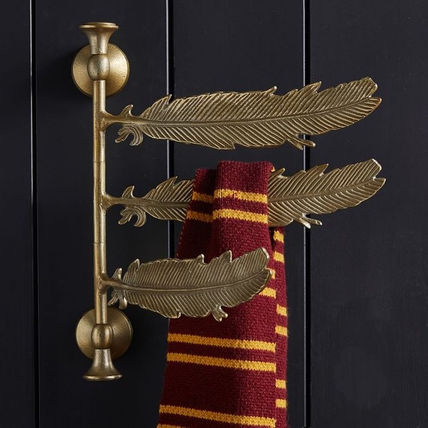 Gantungan bulu antik Harry Potter Gold Feather Quill Hooks ini bisa dijadikan untuk menggantung syal dan aksesoris rumah kamu.