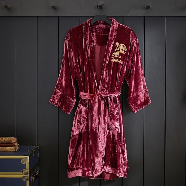 Kalau item yang satu ini cocok buat kamu semua penggemar asrama Gryffindor, yaitu Gryffindor Velvet Robe.