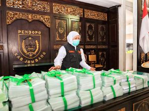 Khofifah Serahkan Sertifikat, Bansos dan Modal Usaha di Jombang