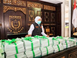 Khofifah Serahkan Sertifikat, Bansos dan Modal Usaha di Jombang