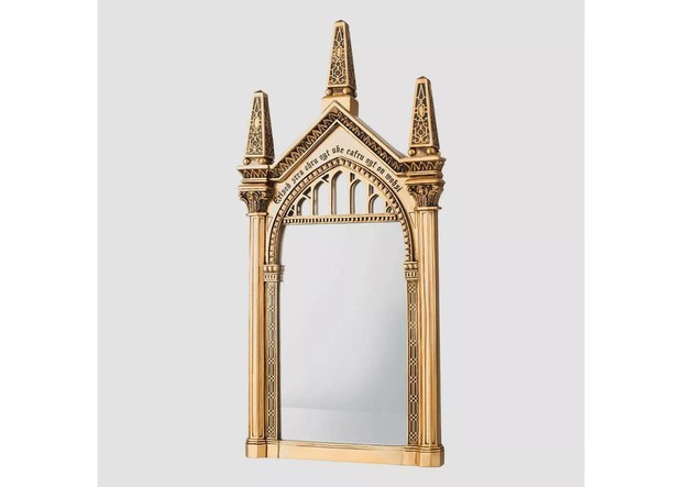 Jika kamu ingin mendesain ruangan dengan aksen Harry Potter, kamu bisa membeli Harry Potter Erised Mirror Gold.