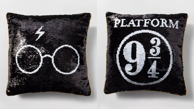 Barang pertama yang harus kalian punya adalah Harry Potter Reversible Sequin Throw Pillow.