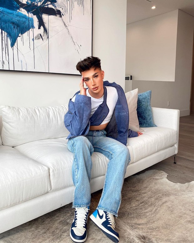 James Charles seorang influencer asal Amerika yang memiliki konten tentang kecantikan di akun Youtubenya.