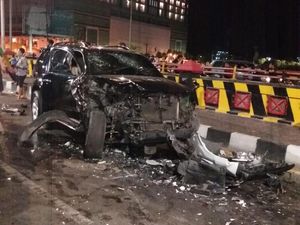 Saat SUV Lawan Arus di Surabaya Tabrakan dengan Motor dan Mobil