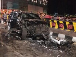 Saat SUV Lawan Arus di Surabaya Tabrakan dengan Motor dan Mobil