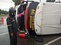 Bus Berisi 11 Orang Terguling di Tulungagung