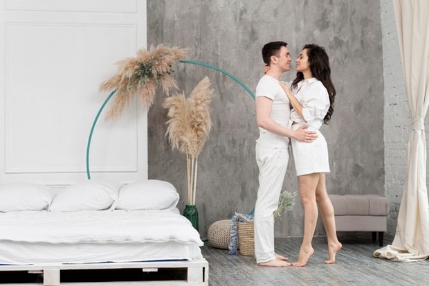 Dengan kata lain meningkatkan keintiman dapat dilakukan dengan menambah waktu berkualitas bersama, memikirkan satu sama lain, hingga melakukan kontak fisik seperti memeluk, mencium, bergandengan tangan.