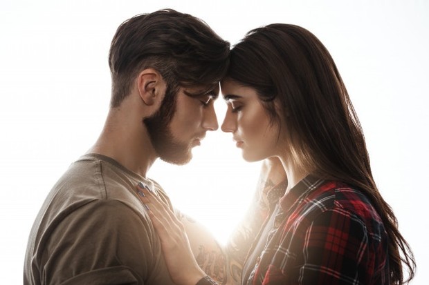 Keintiman adalah kedekatan antar orang dalam hubungan pribadi. Ini merupakan bagian penting dalam hubungan yang terbangun dari waktu ke waktu saat kamu terhubung dengan seseorang, tumbuh untuk saling peduli satu sama lain, dan merasa semakin nyaman selama kamu dan pasangan bersama.