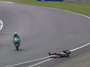 Detik-detik Adik Valentino Rossi Alami Kecelakaan Dahsyat di MotoGP Prancis