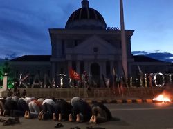 Azan Magrib Berkumandang, Mahasiswa di Palopo Setop Demo-Salat dengan Aparat