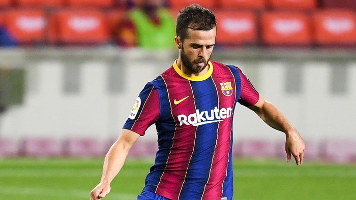 Miralem Pjanic BARCELONA, SPAIN - OCTOBER 04: Miralem Pjanic of FC Barcelona controls the ball during the La Liga Santander match between FC Barcelona and Sevilla FC at Camp Nou on October 04, 2020 in Barcelona, Spain. Football Stadiums around Europe remain empty due to the Coronavirus Pandemic as Government social distancing laws prohibit fans inside venues resulting in fixtures being played behind closed doors. (Photo by David Ramos/Getty Images)