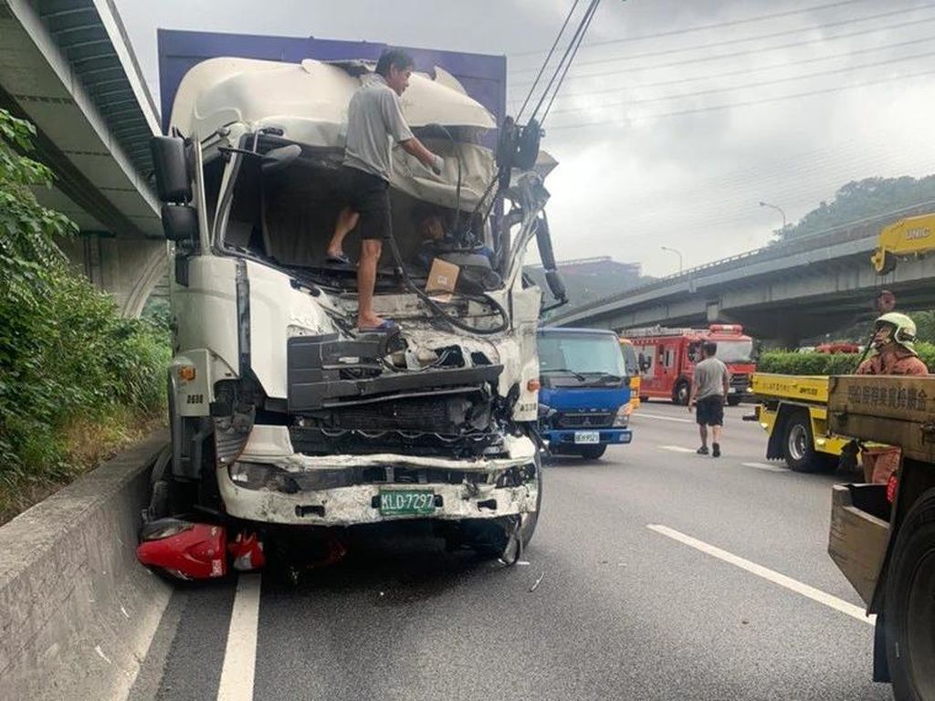 Viral Motor Masuk Tol Picu Tabrakan Beruntun Viral Motor Masuk Tol Picu Tabrakan Beruntun