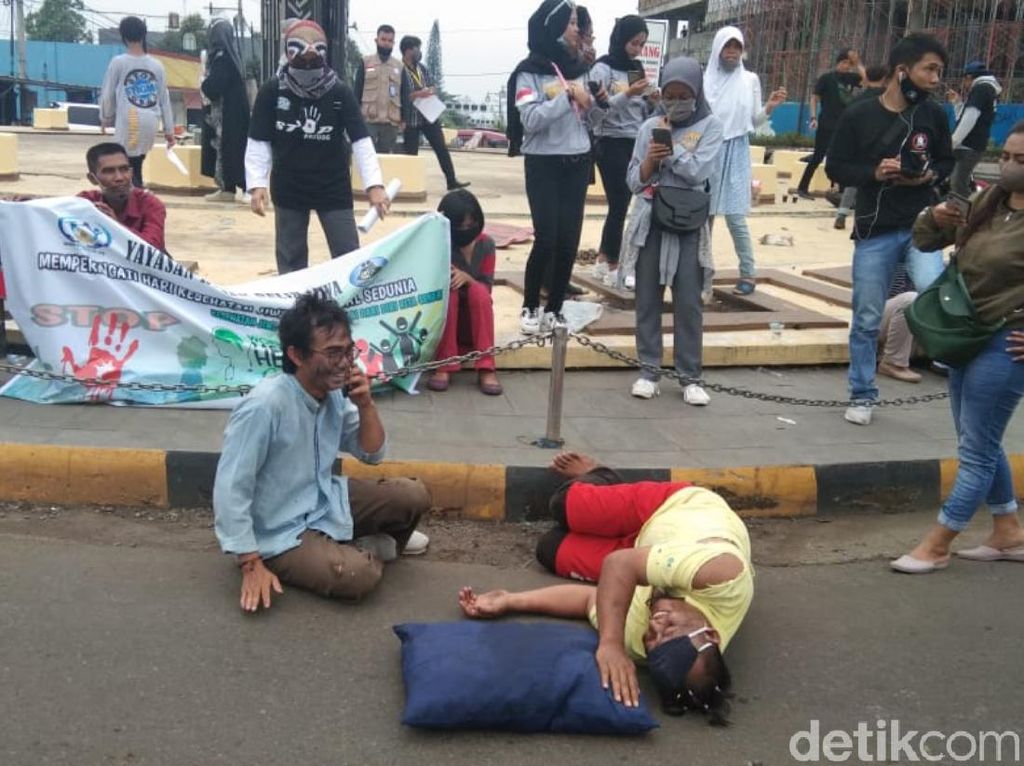 Serukan Cianjur Bebas Pasung, 25 ODGJ Turun ke Jalan Gelar Teatrikal Serukan Cianjur Bebas Pasung, 25 ODGJ Turun ke Jalan Gelar Teatrikal