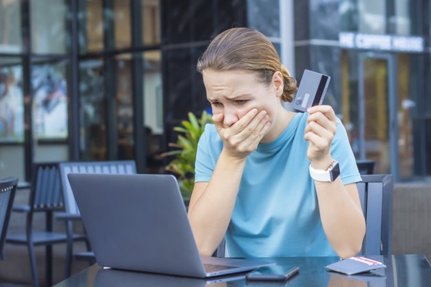Jika orang tersebut memang sudah pernah berkonsultasi dengan dokter, mungkin ia memiliki obat untuk menenangkan diri saat serangan panik datang.