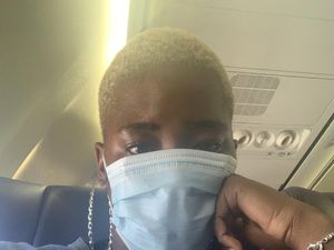 Baju Terlalu Vulgar, Penumpang Terpaksa Pakai Baju Milik Pilot