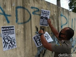 Satpol PP Copot Poster Tolak Omnibus Law di Tembok SMA 1 Pacitan