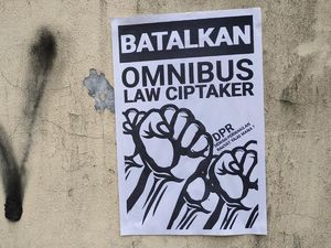 Poster Tolak Omnibus Law Menempel di Tembok Pagar SMA 1 Pacitan
