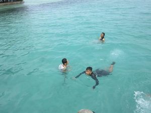 Pulau Semak Daun: Dekat Dari Jakarta, Airnya Bening Parah Pulau Semak Daun: Dekat Dari Jakarta, Airnya Bening Parah