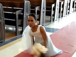 Menyentuh, Momen Pengantin Wanita Tanpa Kaki Susuri Altar Pernikahan Sendiri